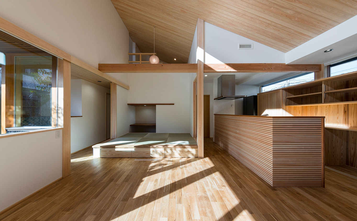 「き」なりの家 漆黒の外壁と、空に突き刺さる鋭い屋根の建築実例画像6