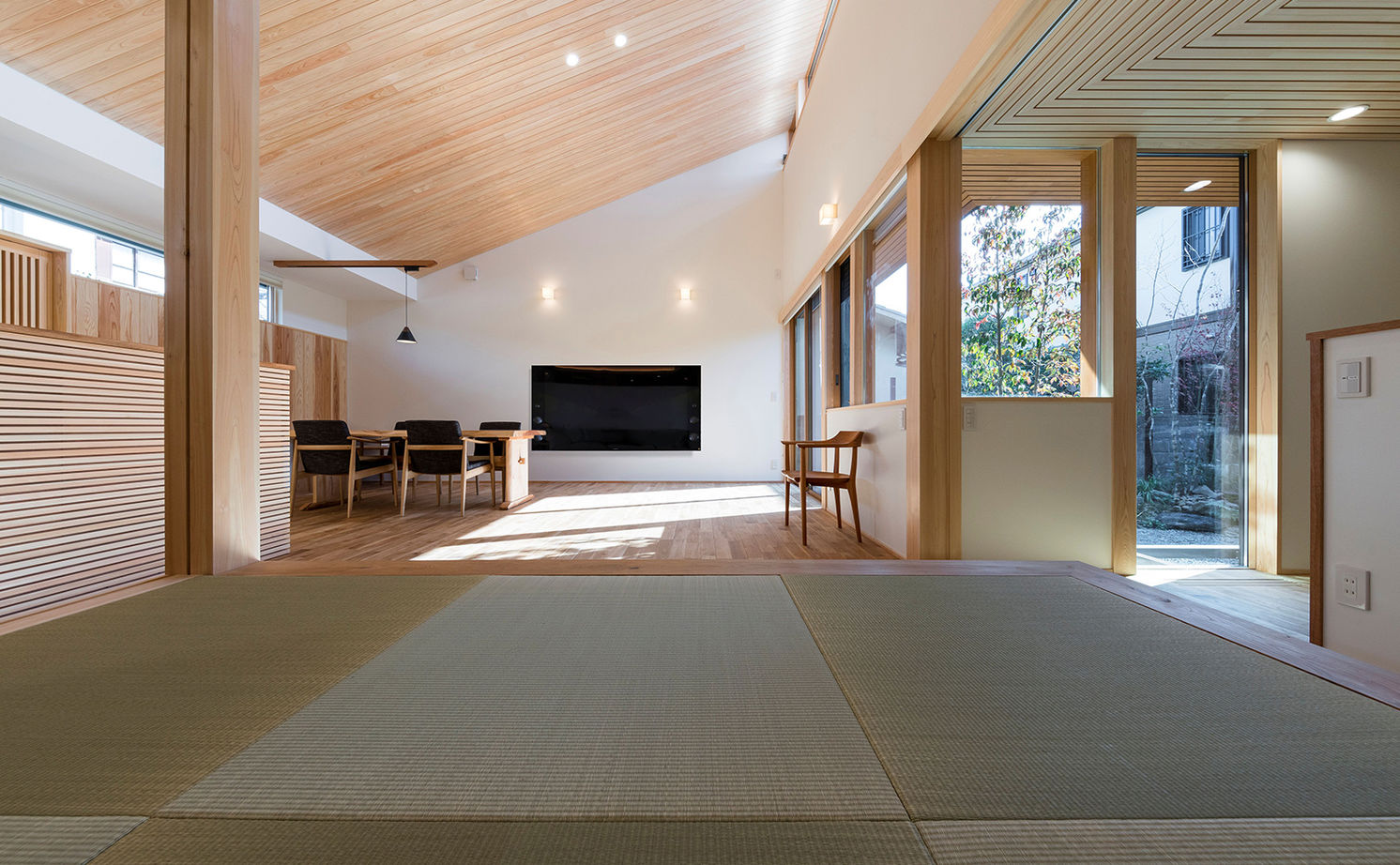 「き」なりの家 漆黒の外壁と、空に突き刺さる鋭い屋根の建築実例画像7