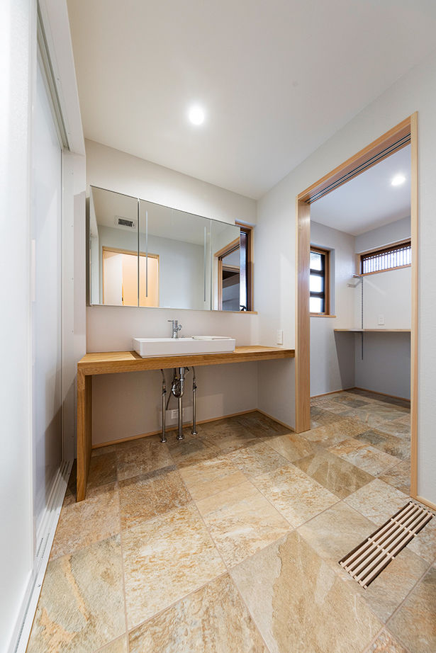 「き」なりの家 漆黒の外壁と、空に突き刺さる鋭い屋根の建築実例画像8