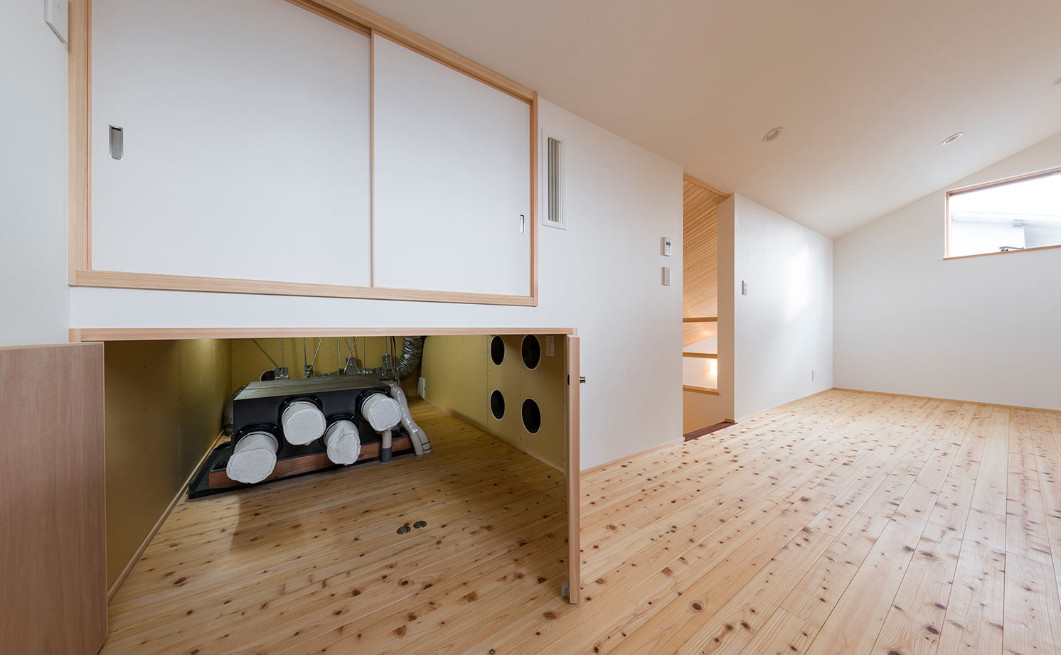 「き」なりの家 漆黒の外壁と、空に突き刺さる鋭い屋根の建築実例画像9