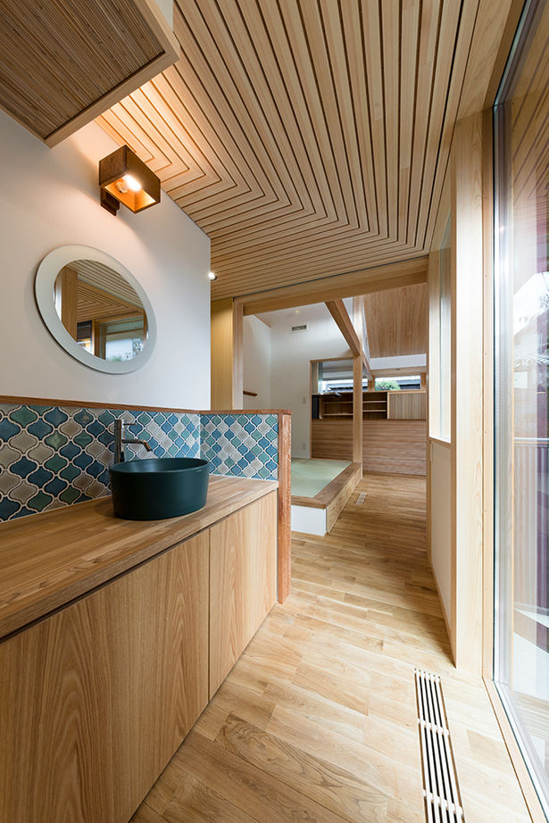 「き」なりの家 漆黒の外壁と、空に突き刺さる鋭い屋根の建築実例画像10