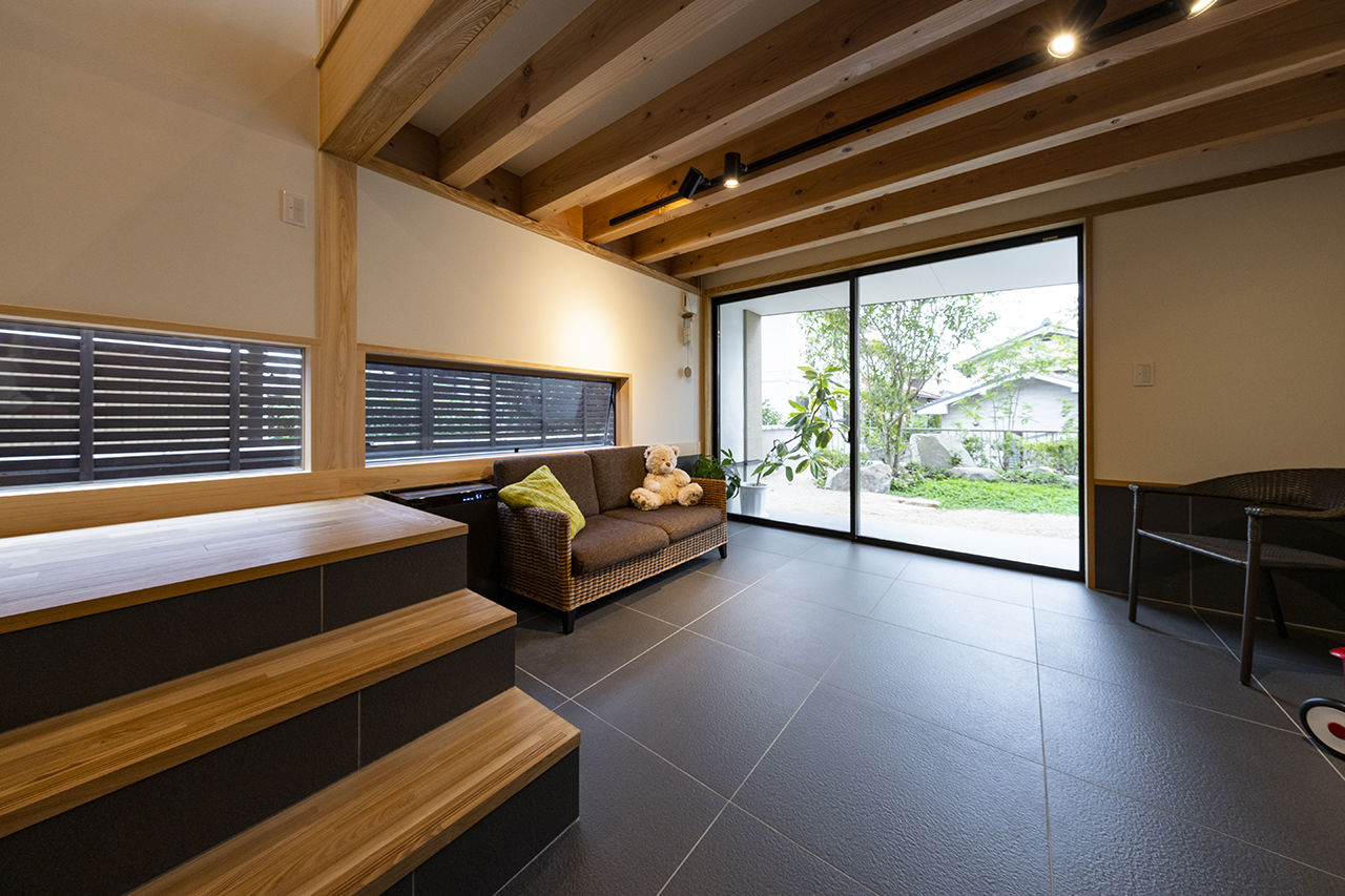 「き」なりの家 2つのリビングから空と山が広がるスキップフロアの暮らしの建築実例画像2