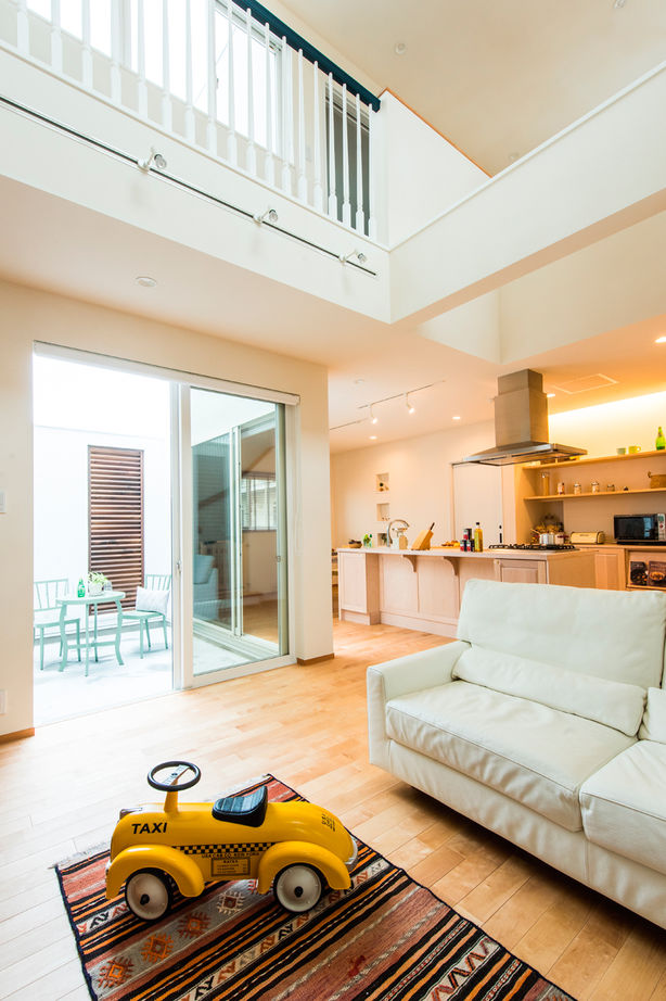 シャルドネホーム 【2階建て/吹抜け/中庭/テラス/間取り/30坪台】どこでも家族の声が聞こえる空間とプライベートを楽しむ家の建築実例画像3