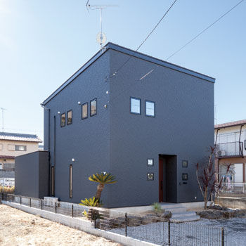 ステーツ 【本体価格2052万円/約41坪】愛犬も寛ぐ23.5帖のL字型リビングと子供が駆け回るウッドデッキのある家の建築実例画像2