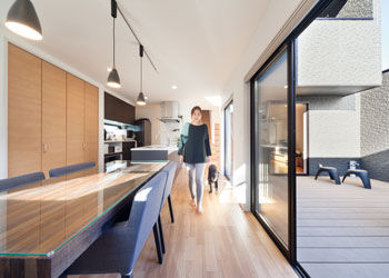 ステーツ 【本体価格2052万円/約41坪】愛犬も寛ぐ23.5帖のL字型リビングと子供が駆け回るウッドデッキのある家の建築実例画像3