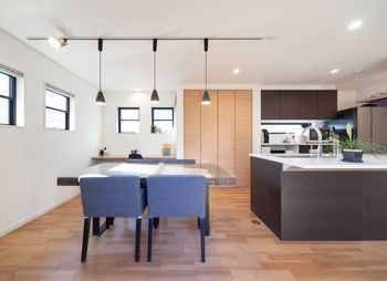 ステーツ 【本体価格2052万円/約41坪】愛犬も寛ぐ23.5帖のL字型リビングと子供が駆け回るウッドデッキのある家の建築実例画像4