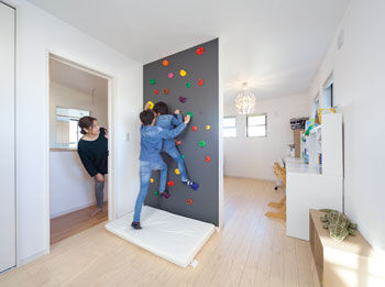 ステーツ 【本体価格2052万円/約41坪】愛犬も寛ぐ23.5帖のL字型リビングと子供が駆け回るウッドデッキのある家の建築実例画像6