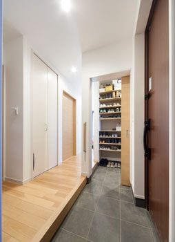 ステーツ 【本体価格2052万円/約41坪】愛犬も寛ぐ23.5帖のL字型リビングと子供が駆け回るウッドデッキのある家の建築実例画像7