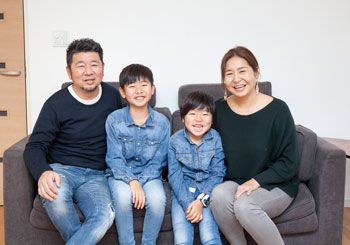 ステーツ 【本体価格2052万円/約41坪】愛犬も寛ぐ23.5帖のL字型リビングと子供が駆け回るウッドデッキのある家の建築実例画像10