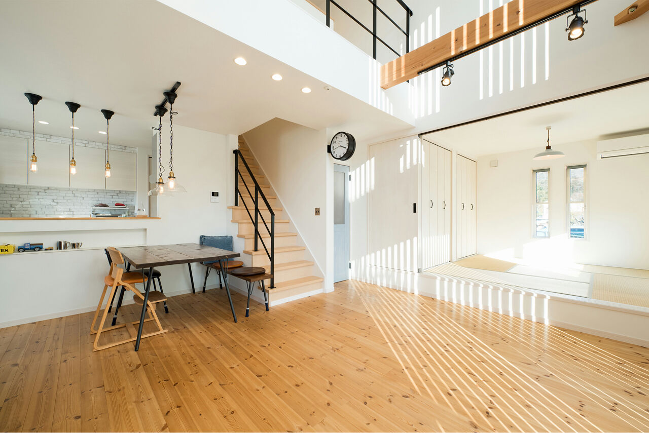 ステーツ 【本体価格1876万円/約35坪】開放的な吹き抜けリビングで薪ストーブの暖かさを味わう住まいの建築実例画像