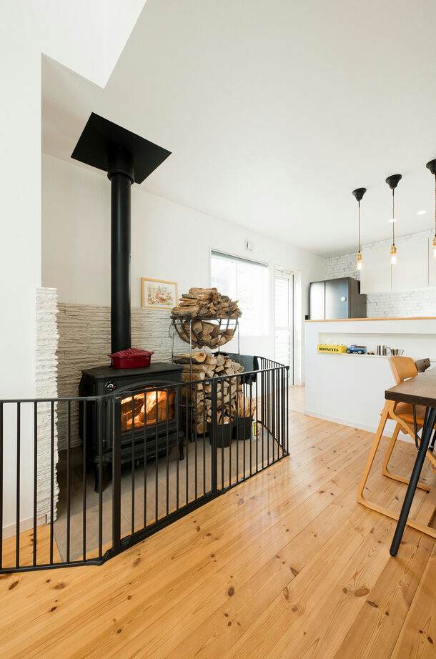 ステーツ 【本体価格1876万円/約35坪】開放的な吹き抜けリビングで薪ストーブの暖かさを味わう住まいの建築実例画像2