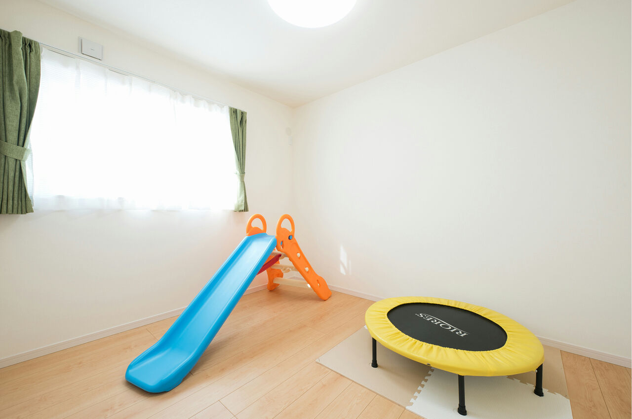 ステーツ 【本体価格1876万円/約35坪】開放的な吹き抜けリビングで薪ストーブの暖かさを味わう住まいの建築実例画像4