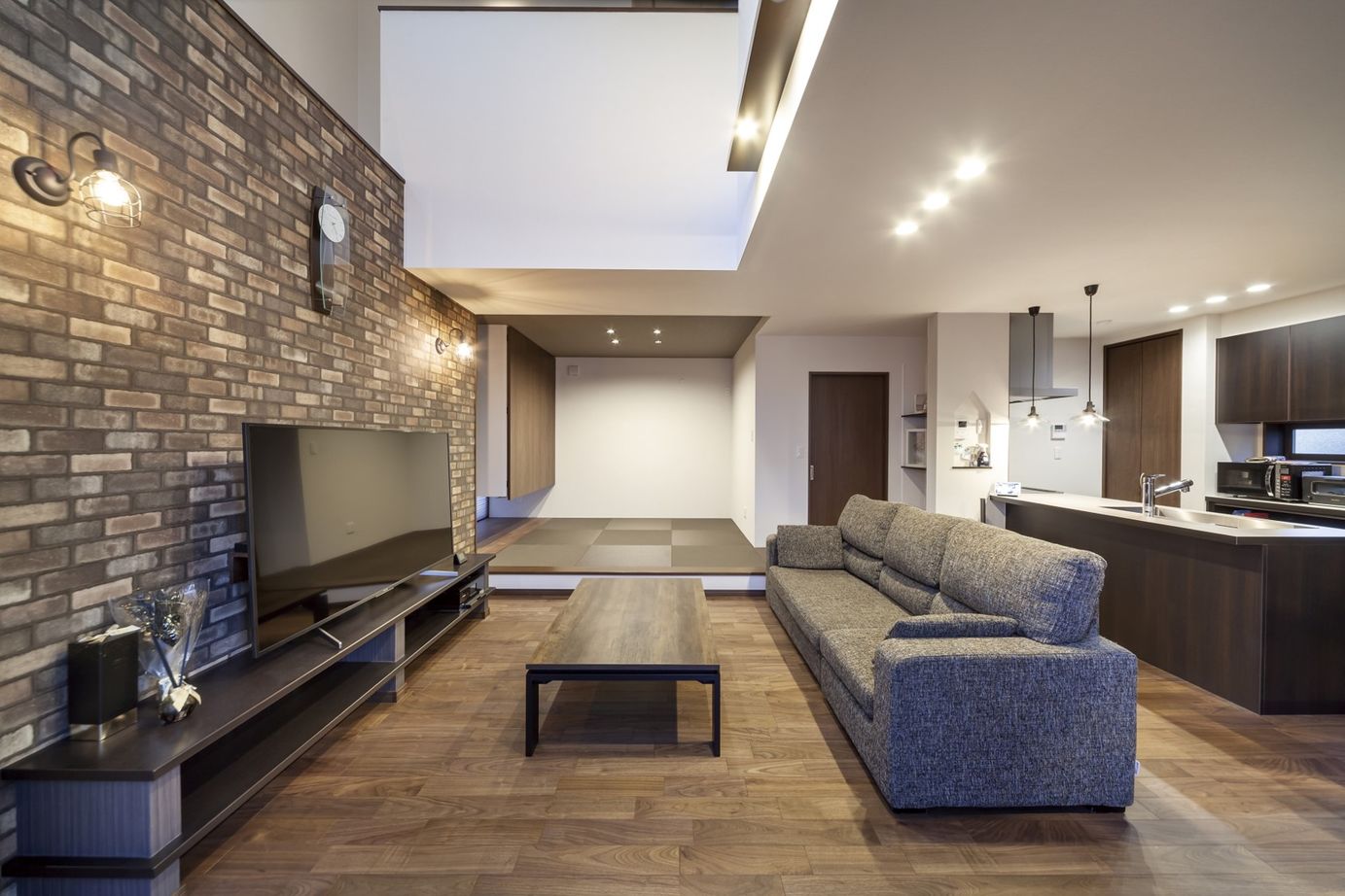 ステーツ 【本体価格1800万円台/約32坪】レトロとモダンが調和する開放的な吹き抜けリビングのある暮らしの建築実例画像2