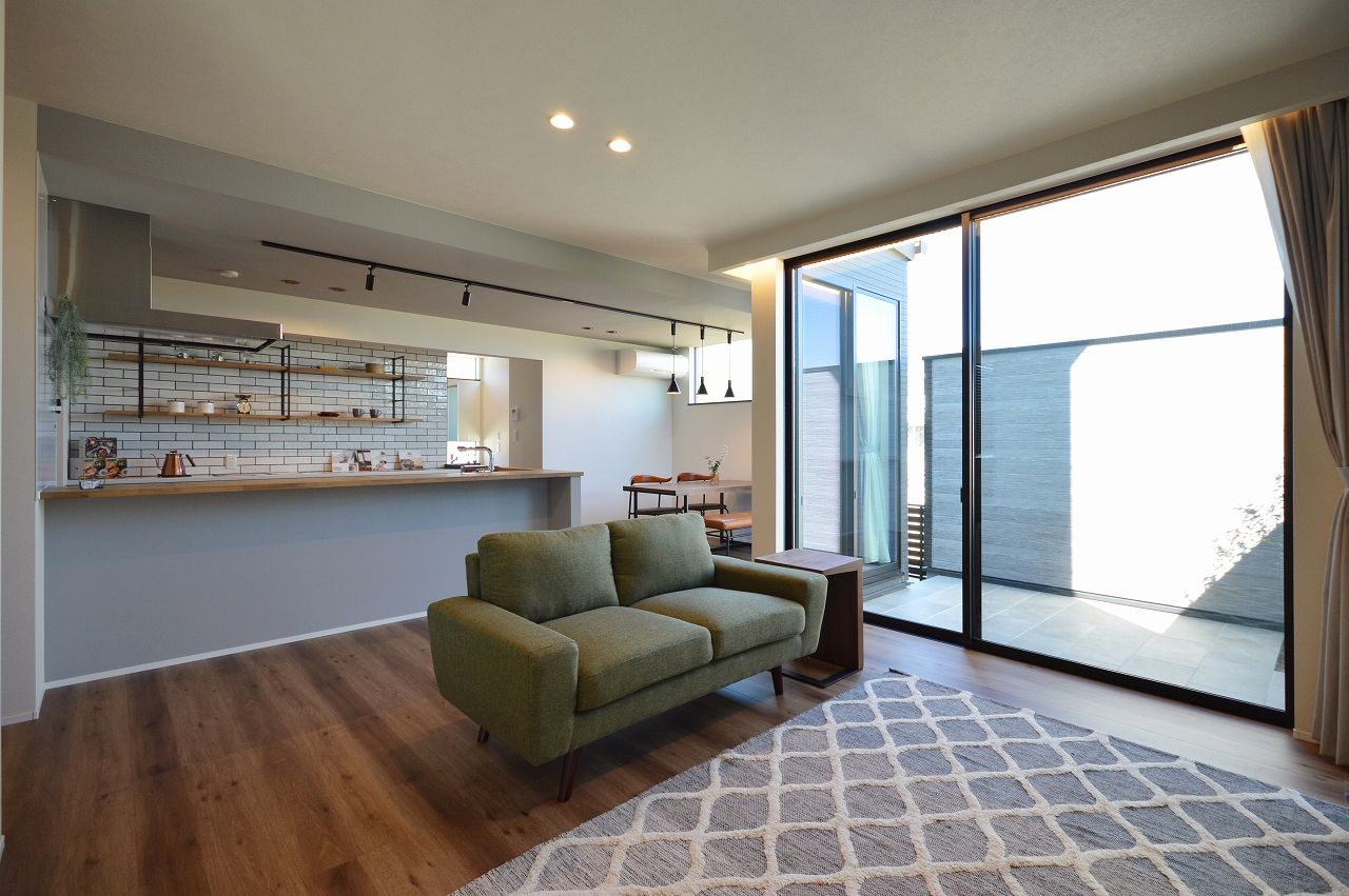 ステーツ 分譲地ながらプライベートテラスを設けることで、明かりと解放感を演出したLDKのある家の建築実例画像2