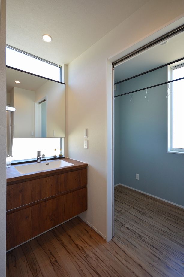 ステーツ 分譲地ながらプライベートテラスを設けることで、明かりと解放感を演出したLDKのある家の建築実例画像5