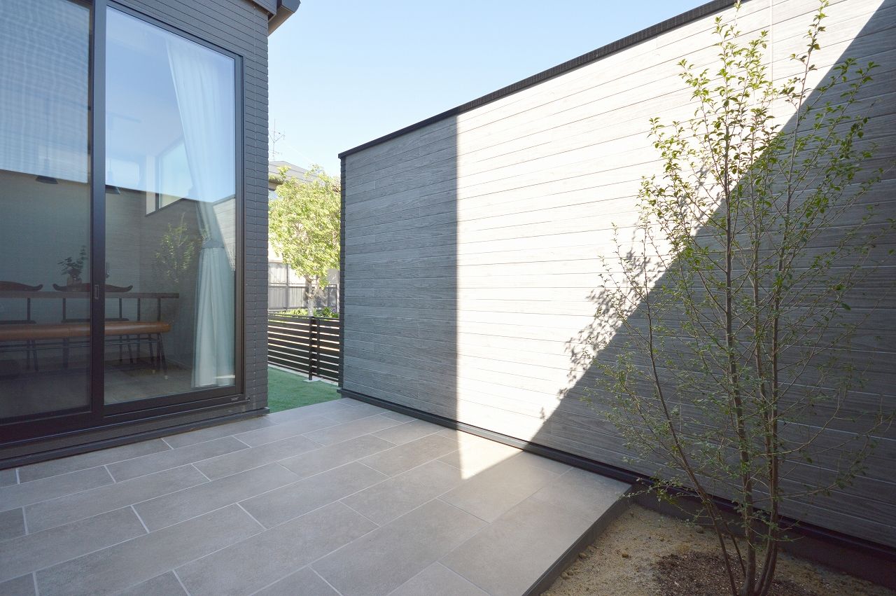 ステーツ 分譲地ながらプライベートテラスを設けることで、明かりと解放感を演出したLDKのある家の建築実例画像9