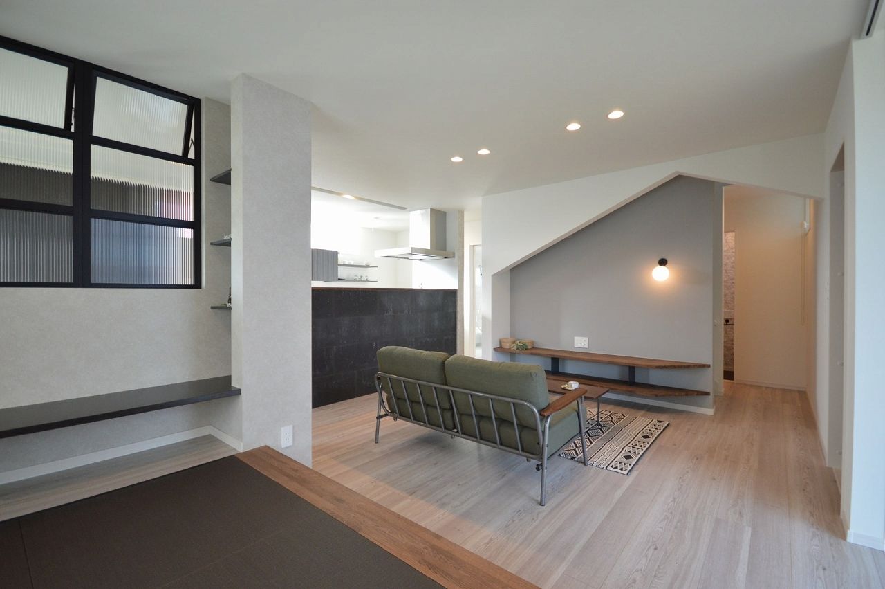 ステーツ 枠の見えない特殊な大開口窓がウッドデッキと外をつなげるお住まいの建築実例画像2