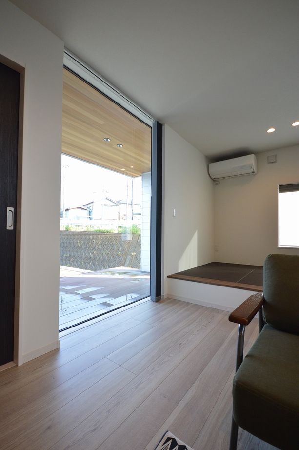 ステーツ 枠の見えない特殊な大開口窓がウッドデッキと外をつなげるお住まいの建築実例画像4