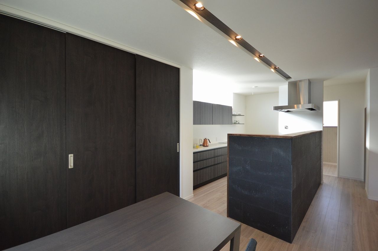 ステーツ 枠の見えない特殊な大開口窓がウッドデッキと外をつなげるお住まいの建築実例画像5