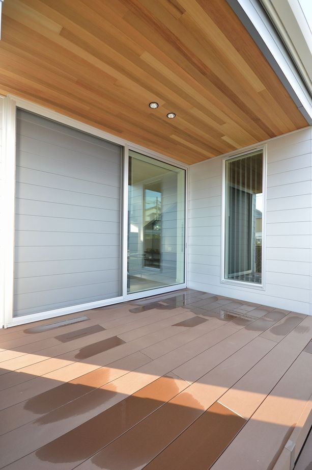 ステーツ 枠の見えない特殊な大開口窓がウッドデッキと外をつなげるお住まいの建築実例画像7