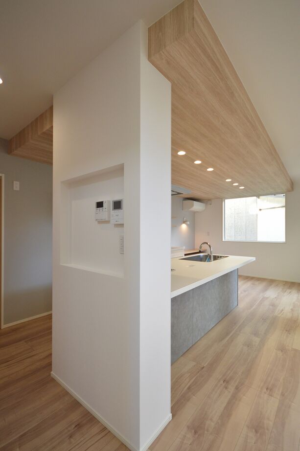 ステーツ キッチンが主役、回れる動線の家の建築実例画像2