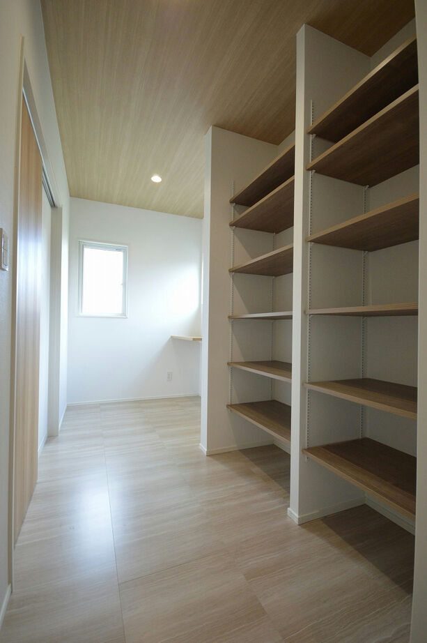 ステーツ キッチンが主役、回れる動線の家の建築実例画像7