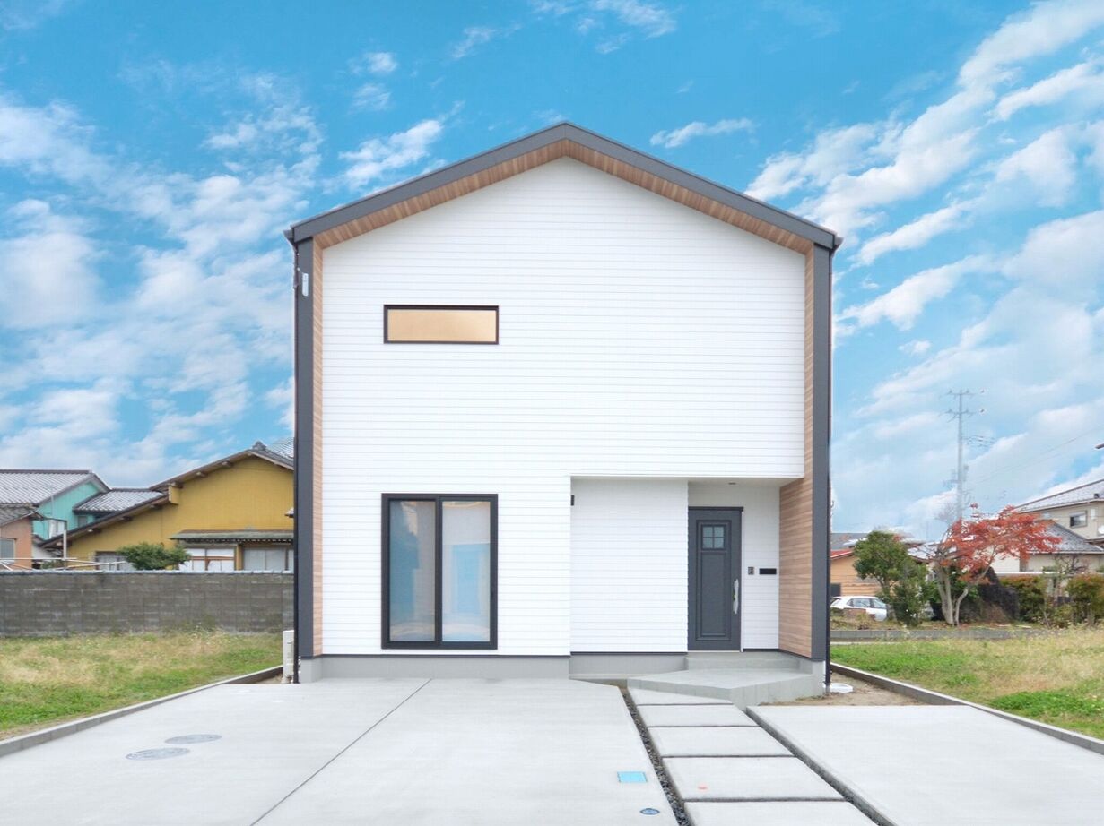 ステーツ 三角屋根に映える「ブラック×ホワイト×木目」の大人モダンな住まいの建築実例画像1