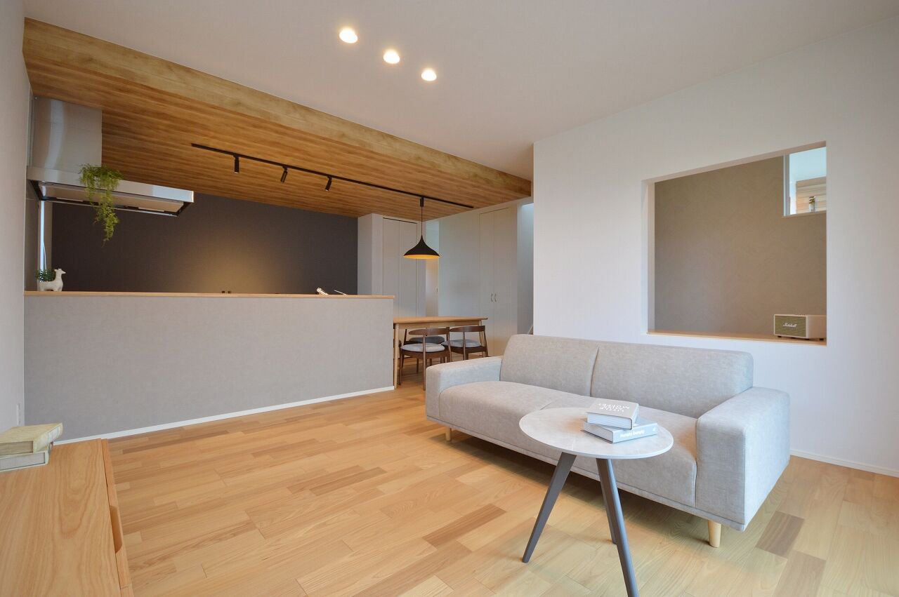 ステーツ 三角屋根に映える「ブラック×ホワイト×木目」の大人モダンな住まいの建築実例画像2