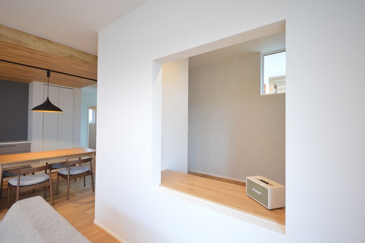 ステーツ 三角屋根に映える「ブラック×ホワイト×木目」の大人モダンな住まいの建築実例画像3