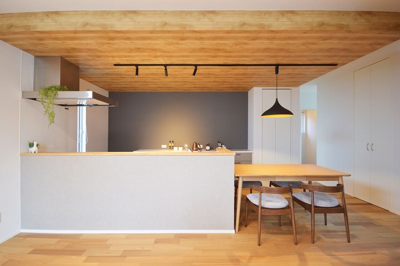 ステーツ 三角屋根に映える「ブラック×ホワイト×木目」の大人モダンな住まいの建築実例画像4