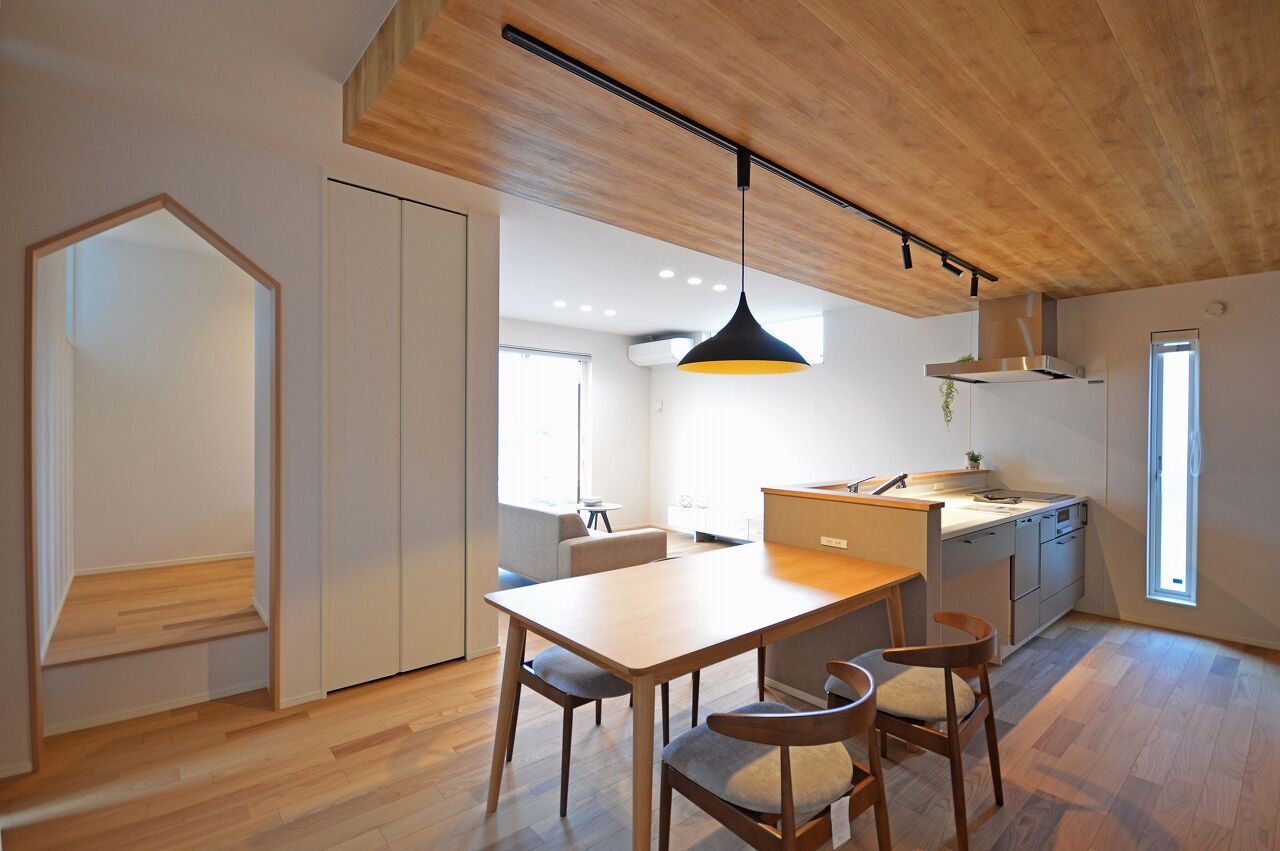 ステーツ 三角屋根に映える「ブラック×ホワイト×木目」の大人モダンな住まいの建築実例画像5