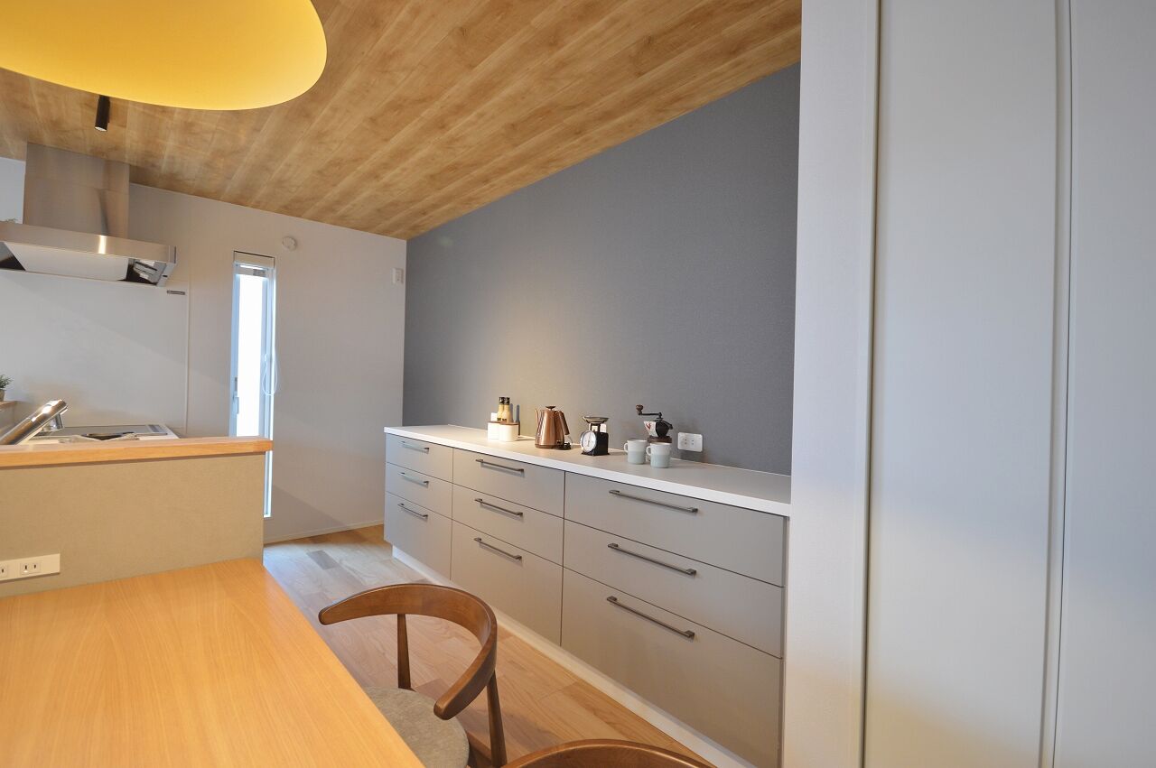 ステーツ 三角屋根に映える「ブラック×ホワイト×木目」の大人モダンな住まいの建築実例画像6