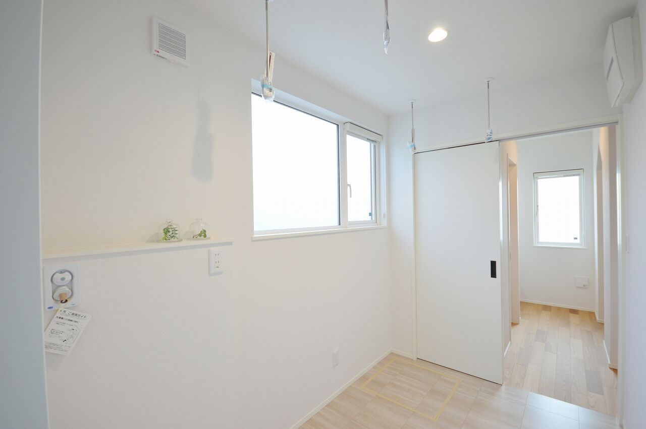 ステーツ 三角屋根に映える「ブラック×ホワイト×木目」の大人モダンな住まいの建築実例画像7