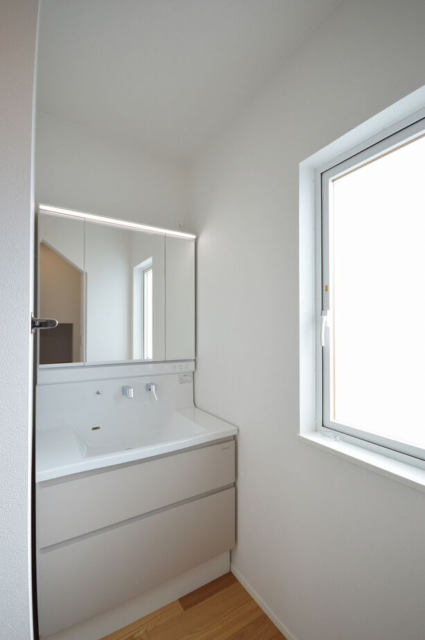 ステーツ 三角屋根に映える「ブラック×ホワイト×木目」の大人モダンな住まいの建築実例画像8