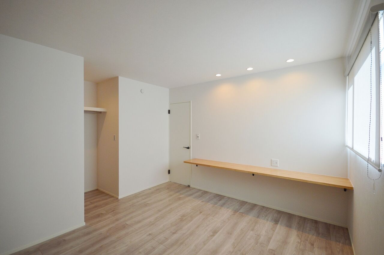 ステーツ 三角屋根に映える「ブラック×ホワイト×木目」の大人モダンな住まいの建築実例画像10