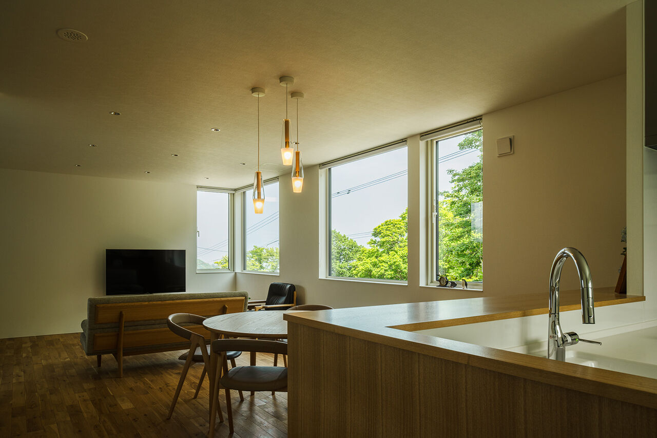 北王 【海と山をのぞむ家】数年かけて出会った土地で、自由設計ならではの住まいが完成の建築実例画像2