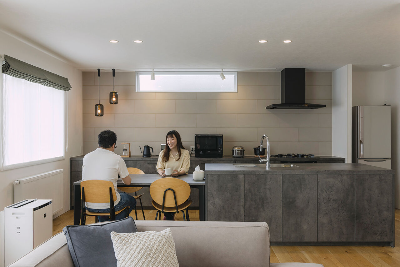 北王 【光が巡る明るい家】美しいアイランドキッチンが、空間をシックに飾るの建築実例画像2