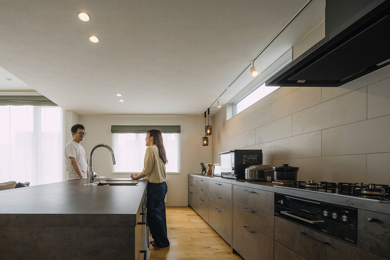 北王 【光が巡る明るい家】美しいアイランドキッチンが、空間をシックに飾るの建築実例画像4