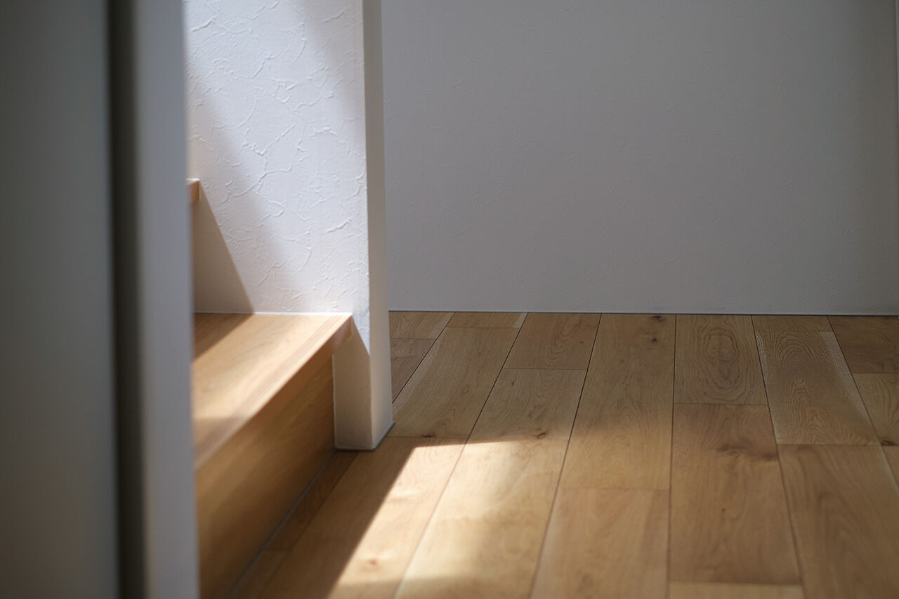 北王 【光が巡る明るい家】美しいアイランドキッチンが、空間をシックに飾るの建築実例画像8