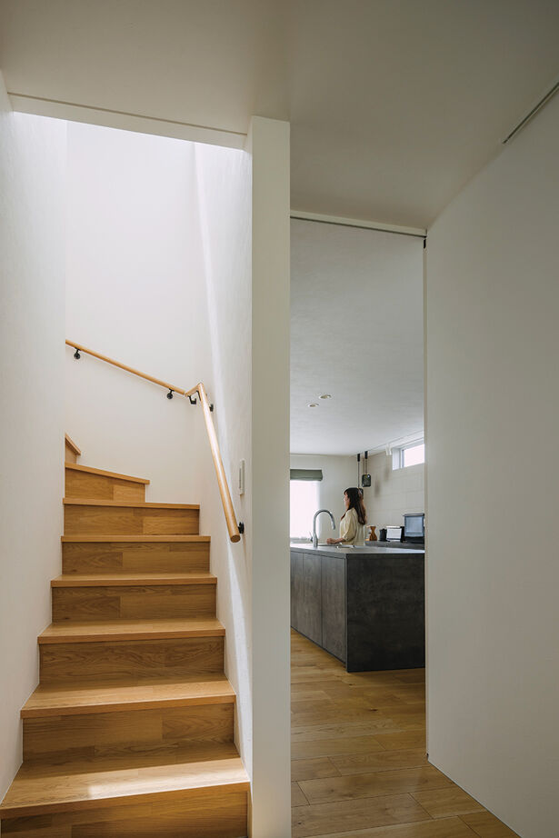 北王 【光が巡る明るい家】美しいアイランドキッチンが、空間をシックに飾るの建築実例画像10