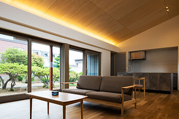 北王 【勾配天井の平屋】素晴らしく手入れされた庭園を、どの部屋からも臨むことができる住まいの建築実例画像2