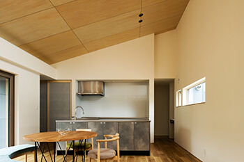 北王 【勾配天井の平屋】素晴らしく手入れされた庭園を、どの部屋からも臨むことができる住まいの建築実例画像3