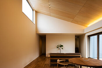 北王 【勾配天井の平屋】素晴らしく手入れされた庭園を、どの部屋からも臨むことができる住まいの建築実例画像4