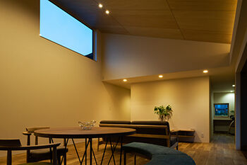 北王 【勾配天井の平屋】素晴らしく手入れされた庭園を、どの部屋からも臨むことができる住まいの建築実例画像5