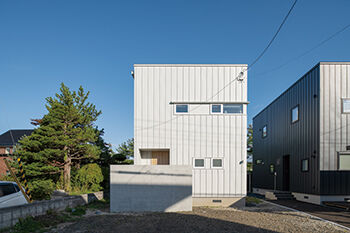 北王 【突き当り、いつも緑】大きな窓から見える生垣のグリーンが目隠しにの建築実例画像1