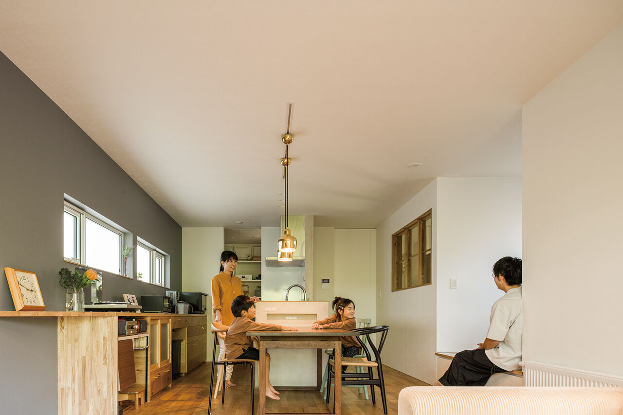 北王 【突き当り、いつも緑】大きな窓から見える生垣のグリーンが目隠しにの建築実例画像2