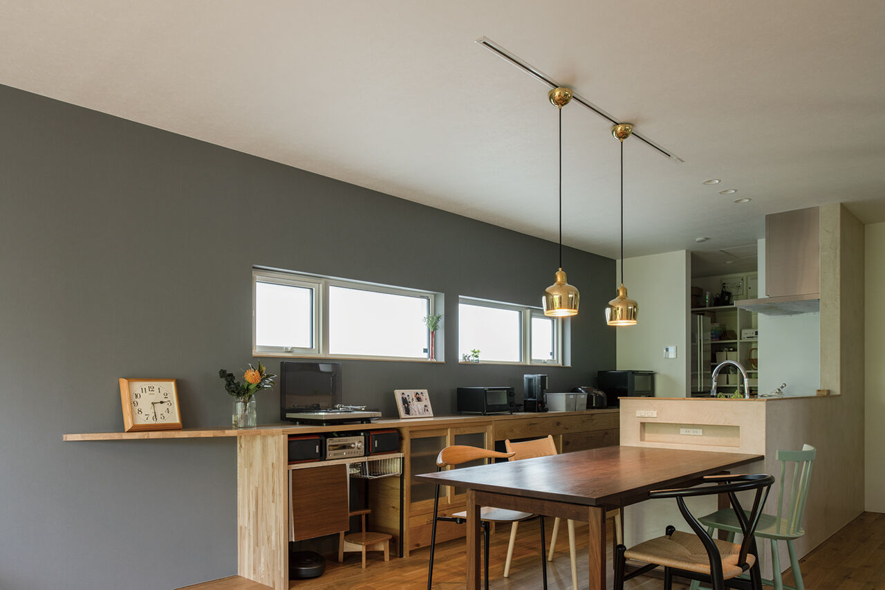 北王 【突き当り、いつも緑】大きな窓から見える生垣のグリーンが目隠しにの建築実例画像3