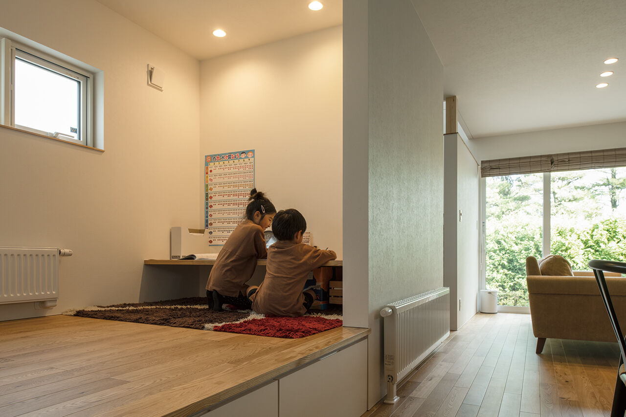 北王 【突き当り、いつも緑】大きな窓から見える生垣のグリーンが目隠しにの建築実例画像4