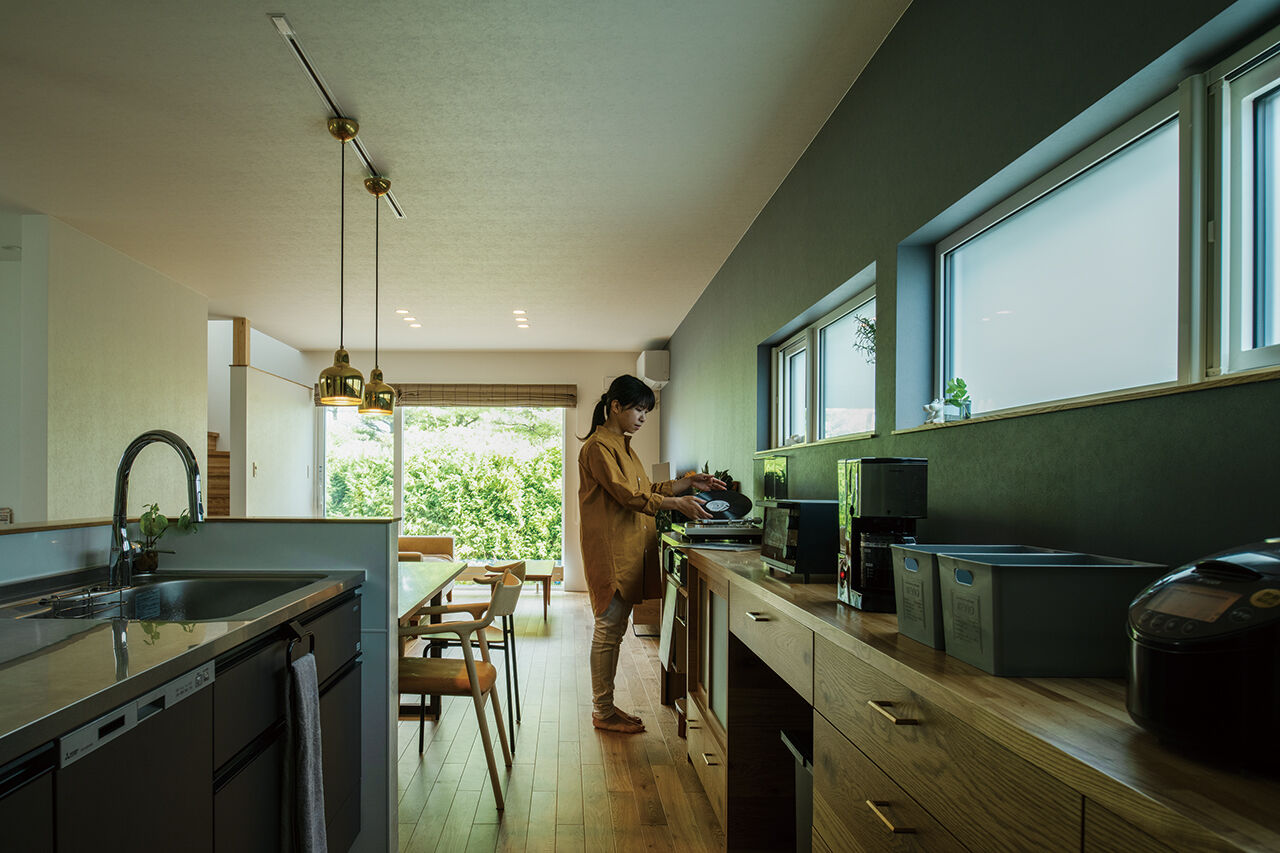 北王 【突き当り、いつも緑】大きな窓から見える生垣のグリーンが目隠しにの建築実例画像5