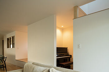 北王 【突き当り、いつも緑】大きな窓から見える生垣のグリーンが目隠しにの建築実例画像7